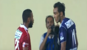 أخبار مباراة الاهلي والزمالك : إشتباك بين كل من حسام عاشور ومحمود كهربا وتدخل المسؤولين لفض المشادة